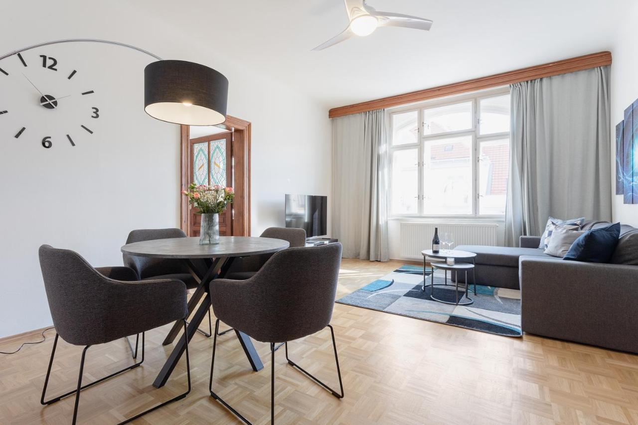 Bright And Spacious Attic Apartment Prague Exterior photo