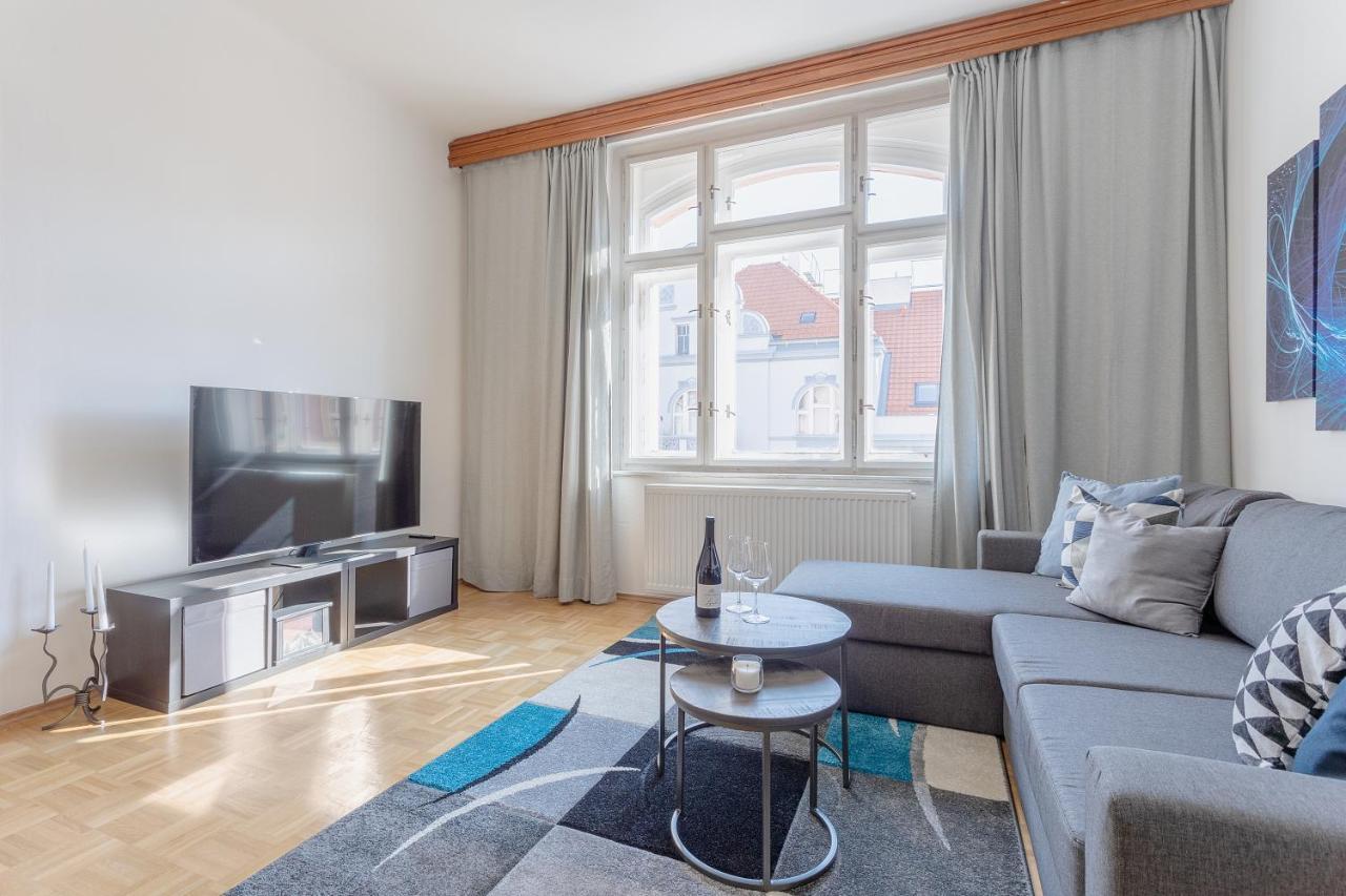 Bright And Spacious Attic Apartment Prague Exterior photo
