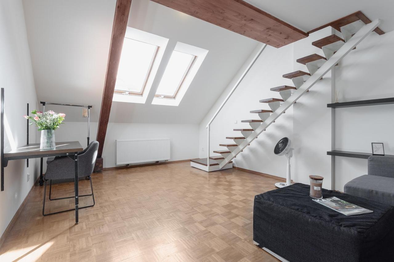 Bright And Spacious Attic Apartment Prague Exterior photo