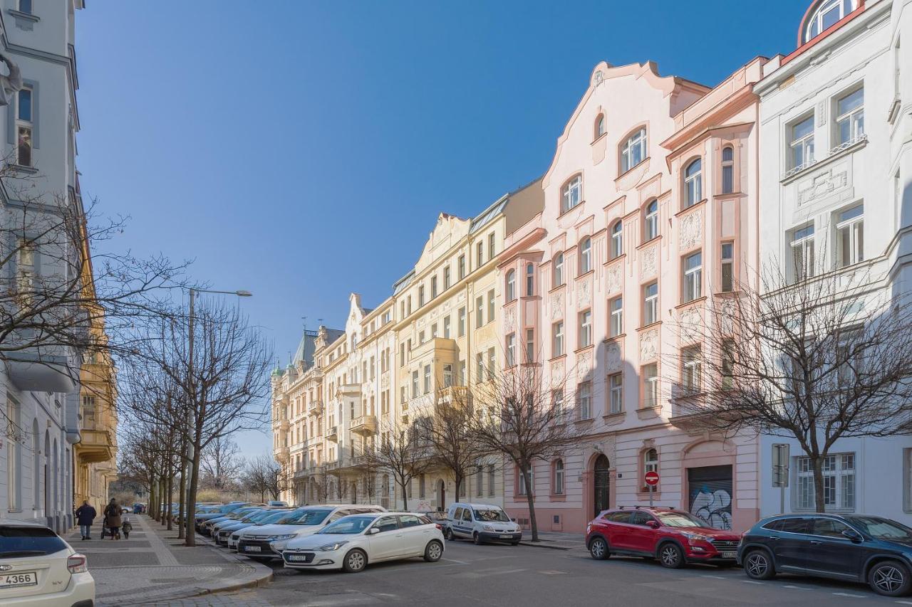 Bright And Spacious Attic Apartment Prague Exterior photo