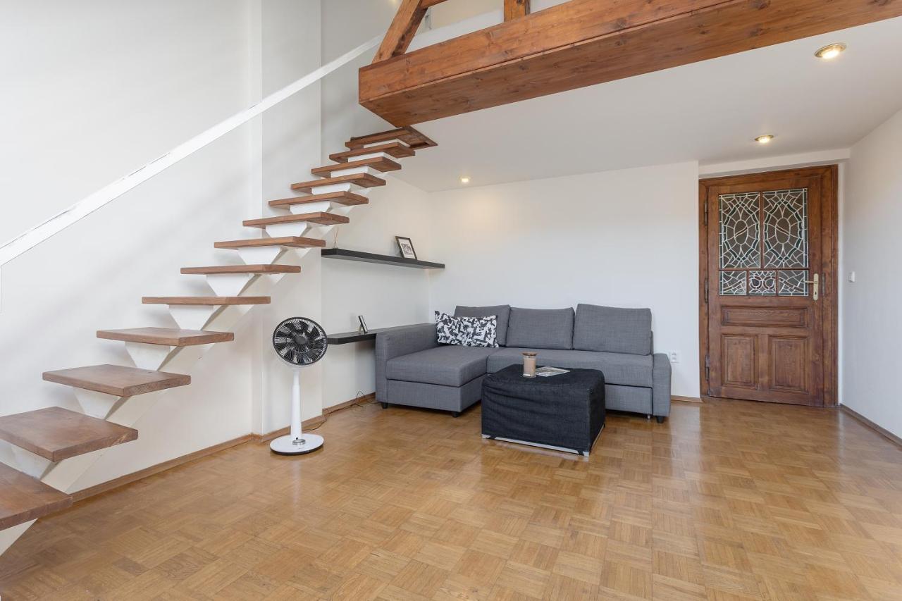 Bright And Spacious Attic Apartment Prague Exterior photo
