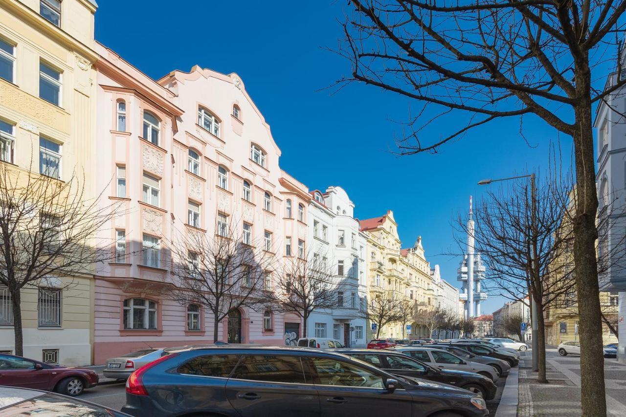 Bright And Spacious Attic Apartment Prague Exterior photo
