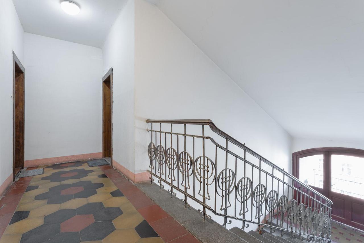 Bright And Spacious Attic Apartment Prague Exterior photo