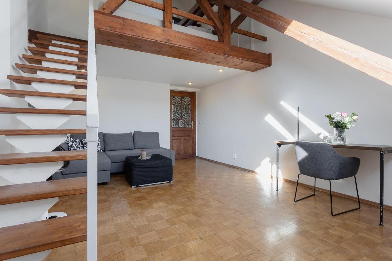 Bright And Spacious Attic Apartment Prague Exterior photo
